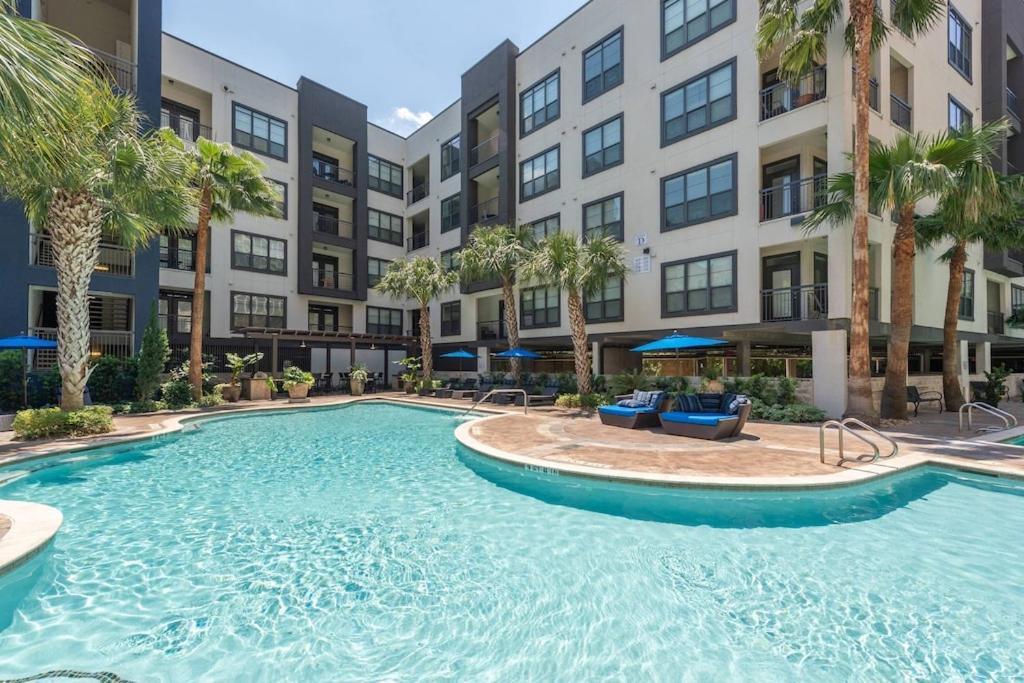 Modern Galleria Apt-Freeparking-Pool-Fast Wifi-Med Ctr ヒューストン エクステリア 写真